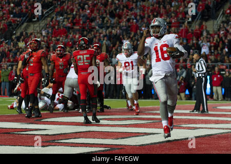 Piscataway, NJ, USA. 24. Oktober 2015. Ohio State Buckeyes Quarterback j.t. Barrett (16) feiert einen Touchdown im zweiten Quartal während des Spiels zwischen The Ohio State Buckeyes und Rutgers Scarlet Knights im Höhepunkt-Lösungen-Stadion in Piscataway, New Jersey. Obligatorische Credit: Kostas Lymperopoulos/CSM, Credit: Csm/Alamy Live-Nachrichten Stockfoto