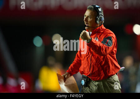 Piscataway, NJ, USA. 24. Oktober 2015. Ohio State Buckeyes Cheftrainer Urban Meyer in seinem Team während des Spiels zwischen The Ohio State Buckeyes und Rutgers Scarlet Knights im Höhepunkt-Lösungen-Stadion in Piscataway, New Jersey fordert. Obligatorische Credit: Kostas Lymperopoulos/CSM, Credit: Csm/Alamy Live-Nachrichten Stockfoto