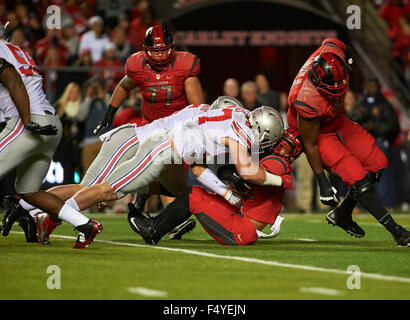 Piscataway, New Jersey, USA. 24. Oktober 2015. Ohio State defensive End Joey Bosa (97) Säcke Rutgers Quarterback Chris Laviano (5) in der ersten Hälfte während der NCAA Fußball-Action zwischen den Ohio State Buckeyes und der Rutgers Scarlet Knights Stadium High Point Lösung in Piscataway, New Jersey. Duncan Williams/CSM/Alamy Live-Nachrichten Stockfoto