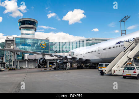 Flughafen Frankfurt mit Lufthansa Boeing 747 Flugzeug am Gate. Stockfoto