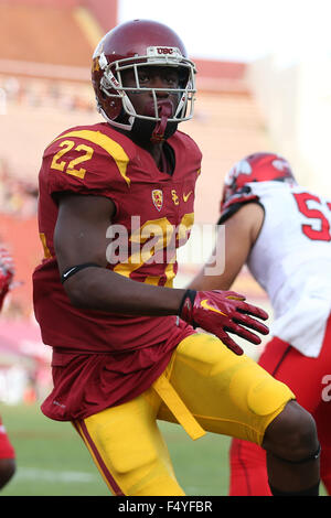 Los Angeles, CA, USA. 24. Oktober 2015. 24. Oktober 2015: Runningback Justin Davis (22) von der USC Trojans der Jubel sieht steht nach seiner Touchdown laufen im Spiel zwischen die Utah Utes und die USC Trojans, das Kolosseum in Los Angeles, CA. Fotograf: Peter Joneleit / Zuma Wire Service Credit: Peter Joneleit/ZUMA Draht/Alamy Live News Stockfoto