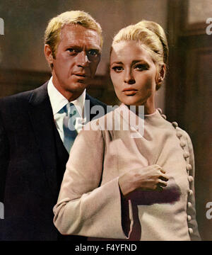 Die Schauspieler Steve McQueen und Faye Dunaway in einer Szene aus dem Film "The Thomas Crown Affair", 1968 Stockfoto