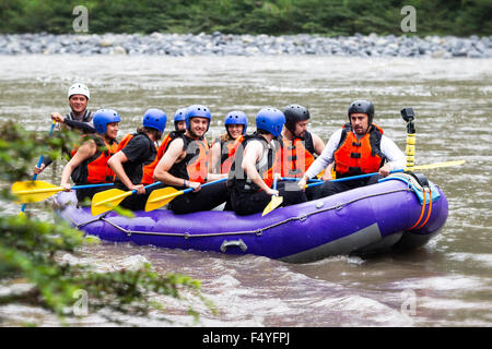 Gruppe von Touristen immer bereit für ein Whitewater Rafting Trip auf Pastaza Fluss Stockfoto