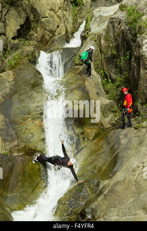 Canyoning Guid, die versuchen, einen News Route in Chama Wasserfall Banos De Agua Santa Ecuador Stockfoto