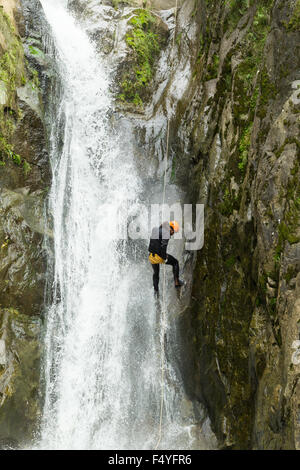 Canyoning Guid, die versuchen, einen News Route in Chama Wasserfall Banos De Agua Santa Ecuador Stockfoto