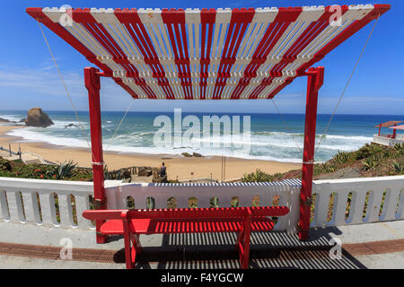 Leere schattigen Bank o Doutor Joao de Barro Blick aus Meer über Praia de Santa Helena Silveira Portugal Stockfoto