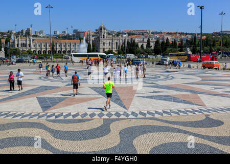 Touristen stehen auf der großen Kompass in auf den Boden durch das Denkmal der Entdeckungen Jernimos Kloster und Kirche Santa Maria von Belem im Hintergrund Lissabon Portugal vorgesehenen Stockfoto