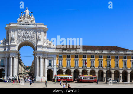 Touristen von der Arco da Rua Augusta ist ein Stein triumphal Bogen-wie historische Gebäude und Besucher Attraktion auf Commerce-Platz in Lissabon Portugal Stockfoto