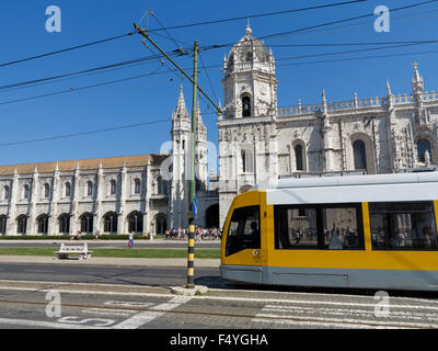 Gelbe Straßenbahn vorbei Vor der Touristen in der Schlange der Gemeinsame Beschäftigungsbericht nimos Kloster und Kirche Santa Maria von Belem Lissabon Portugal zu besuchen Stockfoto