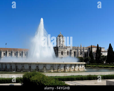 Brunnen in Jardim Da Praca do Imperio (Gärten des Empire Square) mit Jer nimo Kloster und Kirche Santa Maria von Belem im Hintergrund Stockfoto