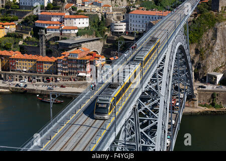 FLEXITY Outlook Eurotram Zug der Porto Metro überqueren die doppelstöckige Brücke von Ponte Luis 1 über den Fluss Douro-Portugal Stockfoto