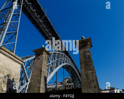 Detail der tragenden Stahl gewölbte Struktur der Ponte Luis 1 Brücke Cais de Ribeira Douro Porto (Porto), Portugal Stockfoto