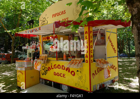 Leuchtend gelbe Stall zu verkaufen, Zuckerwatte und Popcorn in einem Park in Portugal Stockfoto