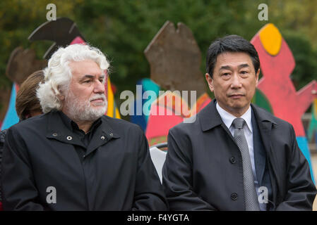 Künstler Cristobal Gabarron (links) sitzt neben un-soziale und wirtschaftliche Ratsvorsitzende Oh Joon (rechts) während der einführenden reden. Zum Gedenken an den 70. Jahrestag der Charta der Vereinten Nationen, UNO und New York City Beamten kam zur Einweihung der Eröffnung des Cristobal Gabarrons skulpturale Installation mit dem Titel "Enlightened Universum:" eine reflektierende Metallkugel, umgeben von einer überlappenden Ring von bunten lebensgroßen Figuren Hand in Hand. Stockfoto