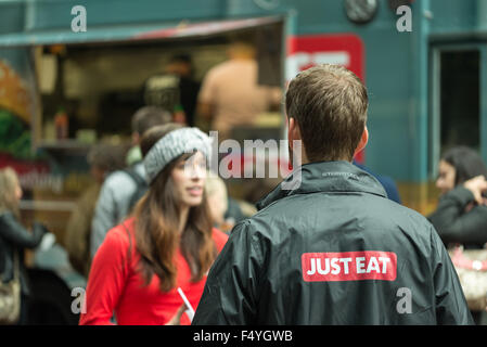 Vancouver, Kanada. 24. Oktober 2015. Am Samstag läuft "Nur Essen" und ihre "Versuchen etwas anders" Kampagne in Gastown. An diesem Tag könnten Menschen versuchen kostenlose Kostproben von Bao, Sandwich-Shop zur Verfügung gestellt und erhalten einen kostenlosen Gutschein von "Nur Essen". Stockfoto