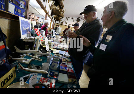 Vancouver. 24. Oktober 2015. Luftfahrt-Enthusiasten betrachten einige Sammlerstücke an die Airline- und Aviation Collectibles Show in Vancouver, Kanada. 24. Oktober 2015. Über 100 Luftfahrt Sammler präsentieren ihre verschiedenen Arten von Airline- und Aviation Sammlerstücke auf der Messe, die Hunderte von Enthusiasten sich angezogen. © Liang Sen/Xinhua/Alamy Live-Nachrichten Stockfoto