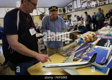 Vancouver. 24. Oktober 2015. Luftfahrt-Enthusiasten betrachten einige Sammlerstücke an die Airline- und Aviation Collectibles Show in Vancouver, Kanada. 24. Oktober 2015. Über 100 Luftfahrt Sammler präsentieren ihre verschiedenen Arten von Airline- und Aviation Sammlerstücke auf der Messe, die Hunderte von Enthusiasten sich angezogen. © Liang Sen/Xinhua/Alamy Live-Nachrichten Stockfoto