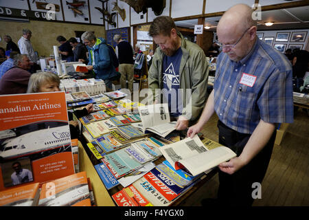 Vancouver. 24. Oktober 2015. Luftfahrt-Enthusiasten Blick auf einige antike Airline Kataloge an die Airline- und Aviation Collectibles Show in Vancouver, Kanada. 24. Oktober 2015. Über 100 Luftfahrt Sammler präsentieren ihre verschiedenen Arten von Airline- und Aviation Sammlerstücke auf der Messe, die Hunderte von Enthusiasten sich angezogen. © Liang Sen/Xinhua/Alamy Live-Nachrichten Stockfoto