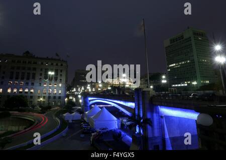 Sao Paulo, Brasilien. 24. Oktober 2015. Der 'Viaduto Do Cha' leuchtet blau, als Teil der weltweiten Feierlichkeiten für den 70. Jahrestag der Gründung der Vereinten Nationen (UN), in Sao Paulo, Brasilien, am 24. Oktober 2015. Bildnachweis: Rahel Patras/Xinhua/Alamy Live-Nachrichten Stockfoto