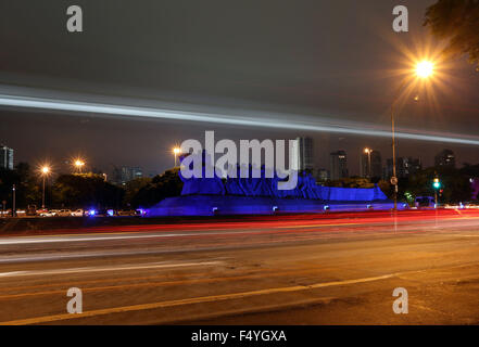 Sao Paulo, Brasilien. 24. Oktober 2015. Das "Monumento als Bandeiras" leuchtet blau, als Teil der weltweiten Feierlichkeiten für den 70. Jahrestag der Gründung der Vereinten Nationen (UN), in Sao Paulo, Brasilien, am 24. Oktober 2015. Bildnachweis: Rahel Patras/Xinhua/Alamy Live-Nachrichten Stockfoto