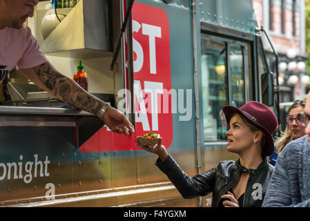 Vancouver, Kanada. 24. Oktober 2015. Am Samstag läuft "Nur Essen" und ihre "Versuchen etwas anders" Kampagne in Gastown. An diesem Tag könnten Menschen versuchen kostenlose Kostproben von Bao, Sandwich-Shop zur Verfügung gestellt und erhalten einen kostenlosen Gutschein von "Nur Essen". Stockfoto