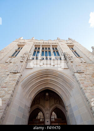 Weitwinkel-Blick auf das äußere der Dr. Thorbergur Thorvaldson Building an der University of Saskatchewan. Saskatoon, Kanada. Stockfoto