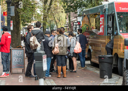 Vancouver, Kanada. 24. Oktober 2015. Am Samstag läuft "Nur Essen" und ihre "Versuchen etwas anders" Kampagne in Gastown. An diesem Tag könnten Menschen versuchen kostenlose Kostproben von Bao, Sandwich-Shop zur Verfügung gestellt und erhalten einen kostenlosen Gutschein von "Nur Essen". Stockfoto