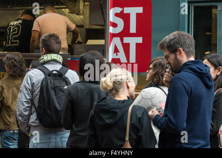 Vancouver, Kanada. 24. Oktober 2015. Am Samstag läuft "Nur Essen" und ihre "Versuchen etwas anders" Kampagne in Gastown. An diesem Tag könnten Menschen versuchen kostenlose Kostproben von Bao, Sandwich-Shop zur Verfügung gestellt und erhalten einen kostenlosen Gutschein von "Nur Essen". Stockfoto