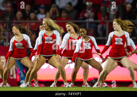 Piscataway, NJ, USA. 24. Oktober 2015. Rutgers Scarlet Knights Cheerleader führen Sie während des Spiels zwischen The Ohio State Buckeyes und Rutgers Scarlet Knights im Höhepunkt-Lösungen-Stadion in Piscataway, New Jersey. Die Ohio State Buckeyes besiegen die Rutgers Scarlet Knights 49-7. Obligatorische Credit: Kostas Lymperopoulos/CSM, © Csm/Alamy Live-Nachrichten Stockfoto