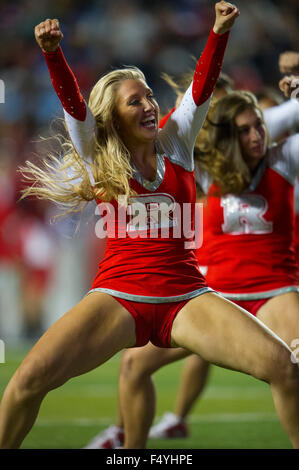 Piscataway, NJ, USA. 24. Oktober 2015. Rutgers Scarlet Knights Cheerleader führen Sie während des Spiels zwischen The Ohio State Buckeyes und Rutgers Scarlet Knights im Höhepunkt-Lösungen-Stadion in Piscataway, New Jersey. Die Ohio State Buckeyes besiegen die Rutgers Scarlet Knights 49-7. Obligatorische Credit: Kostas Lymperopoulos/CSM, © Csm/Alamy Live-Nachrichten Stockfoto