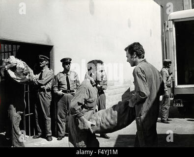 Italienische Schauspieler Franco Nero und Richard Cucciolla in einer Szene aus dem Film "L'istruttoria È Chiusa: Dimentichi (Tante Sbarre)", 1971 Stockfoto