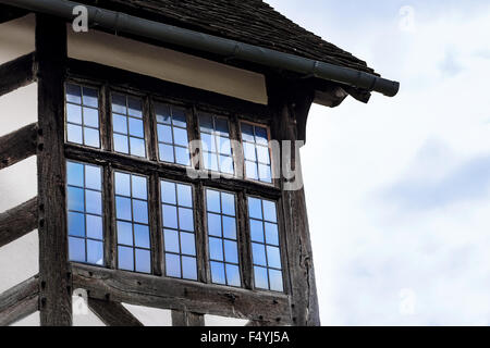 Tudor Haus außen Detail erbaut 1590 ausführlich über Fenster und Dach Blakesley Hall closeup Stockfoto