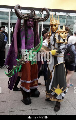 London, England, 24. Oktober 2015: ein paar Mann in Sfi-Fi Charakter auf der 28. MCM London Comic Con 2015 in London Excel am Royal Victoria Dock, London. Foto: siehe Li/Alamy Live Stockfoto