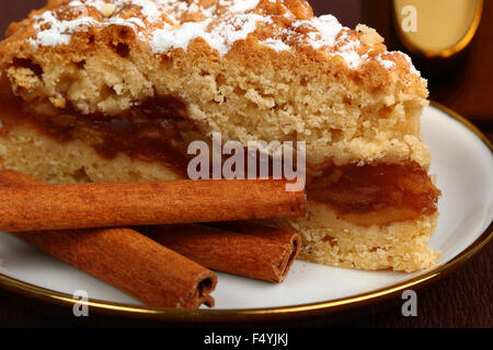 Apfelkuchen mit Zimt. Zwei Kruste Apfelkuchen mit Mürbeteig gemacht. Stockfoto