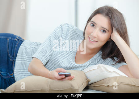 Eine SMS von ihrem sofa Stockfoto