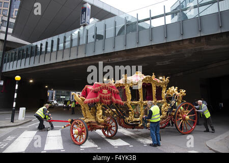 London, UK. 24. Oktober 2015. Der Oberbürgermeister Staatskarosse ist das Museum of London für seine Reise an der Guildhall entnommen.  Über das Wochenende wird der Verkehr außerhalb der Londoner Museum gestoppt, als Staatskarosse The Lord Mayor - gebaut im Jahre 1757, eines der ältesten in der Welt noch gebräuchlich bewegt sich auf eine kurze Reise durch die Polizei-Eskorte, die das Rathaus im Herzen der City of London vor The Lord Mayor Show 2015 am 14. November seinen 800. Geburtstag markiert. Bildnachweis: Clickpics/Alamy Live-Nachrichten Stockfoto