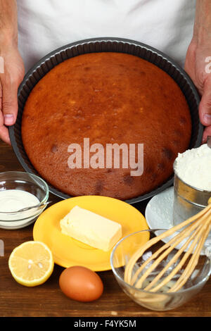 Gebackenen Kuchen Kuchen Pan. Serie - macht saure Creme Zitronenkuchen. Stockfoto