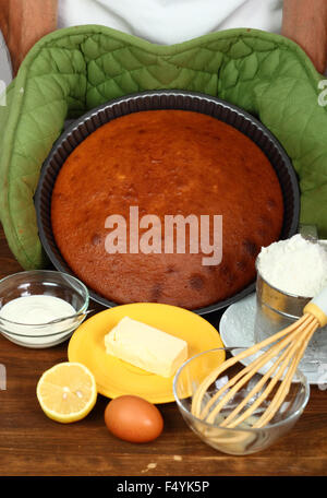 Gebackenen Kuchen Kuchen Pan. Serie - macht saure Creme Zitronenkuchen. Stockfoto