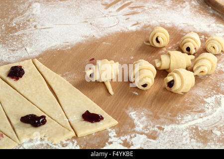 Croissant Kekse mit Marmelade-Serie zu machen. Roll-up. Stockfoto