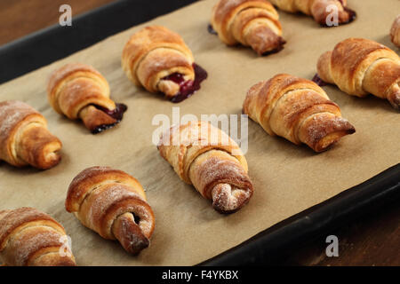 Croissant Kekse mit Marmelade-Serie zu machen. Bereit zu essen. Stockfoto