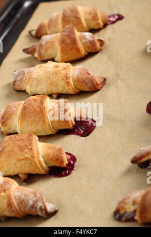 Croissant Kekse mit Marmelade-Serie zu machen. Bereit zu essen. Stockfoto