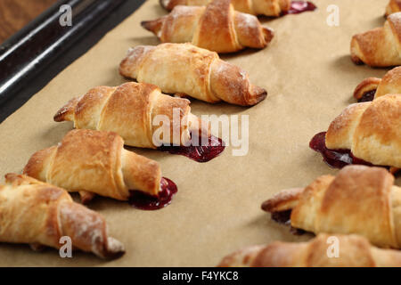 Croissant Kekse mit Marmelade-Serie zu machen. Bereit zu essen. Stockfoto