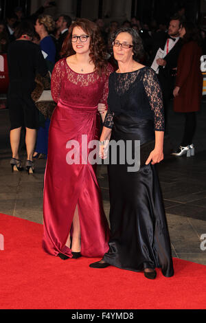 London, UK, 7. Oktober 2015: Laura Pankhurst und Helen Pankhust besuchen die Suffragette Filmpremiere und Gala Abend der Eröffnung, 59. B Stockfoto