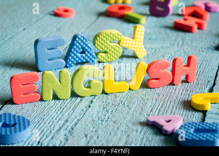 Englisch ist leicht zu lernen-Konzept mit Buchstaben auf blauen Tafeln Konzept Stockfoto