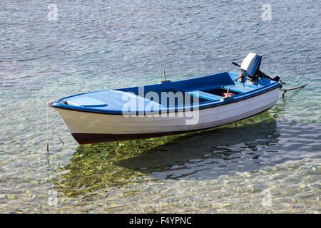 Kleines Fischerboot auf dem Meer an einem Sommertag Stockfoto