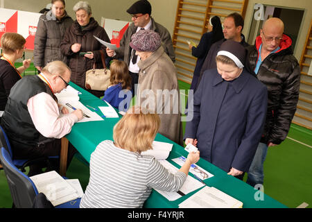 Warschau, Polen - Sonntag, 25. Oktober 2015 - Parlamentswahlen Wähler besuchen eine Abstimmung Wahllokal in einer Schule in der Altstadt von Warschau. Das Foto zeigt Anwohner einschließlich Nonnen Ankunft um 10:00 zu stimmen. Stockfoto