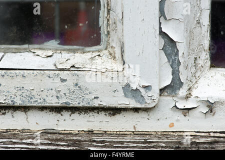 Alten verglasten verzinktem Stahl Fensterrahmen in der Reparatur und malen als peeling-Öl Farbe und Kitt herausfallen Stockfoto