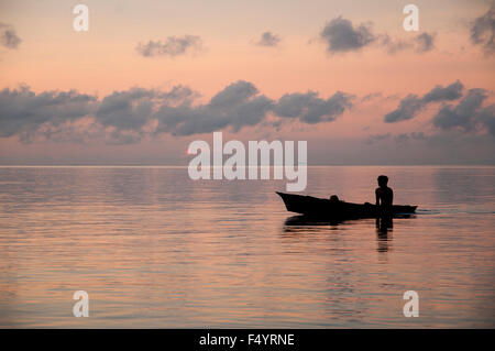 Seezigeuner in das Kanu bei Sonnenaufgang auf der Insel Mabul Maiga, Malaysia. Stockfoto