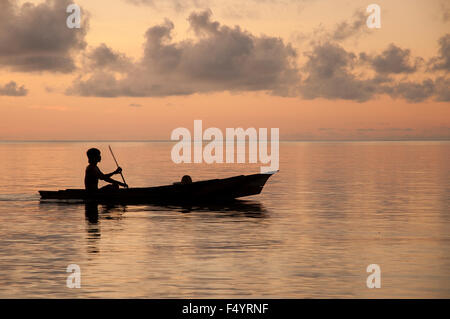 Seezigeuner in das Kanu bei Sonnenaufgang auf der Insel Mabul Maiga, Malaysia. Stockfoto