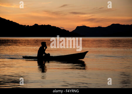 Seezigeuner in das Kanu bei Sonnenaufgang auf der Insel Mabul Maiga, Malaysia. Stockfoto
